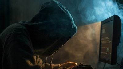17岁少年网络转卖儿童色情材料赚近8万·总警长：未成年能轻易上网触及犯罪材料