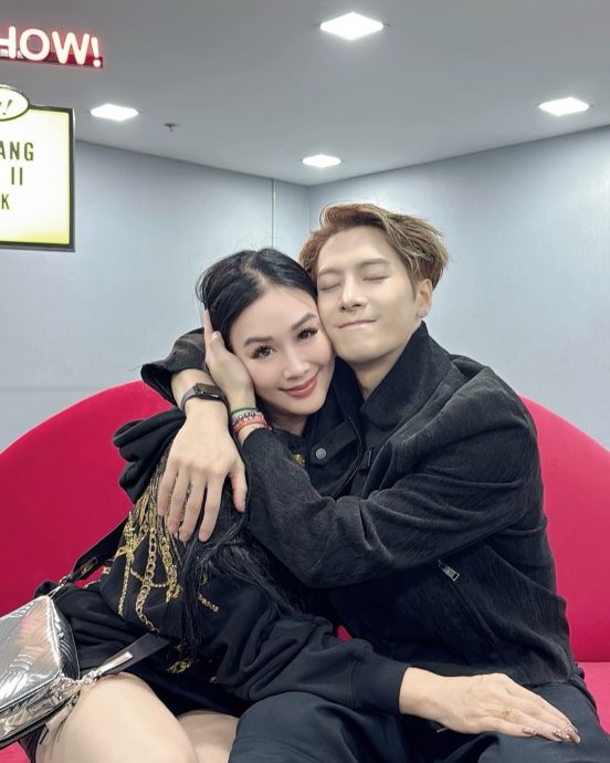 泰国开唱被半裸猛男强吻 王嘉尔错愕掀衣盖头