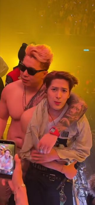 泰国开唱被半裸猛男强吻 王嘉尔错愕掀衣盖头