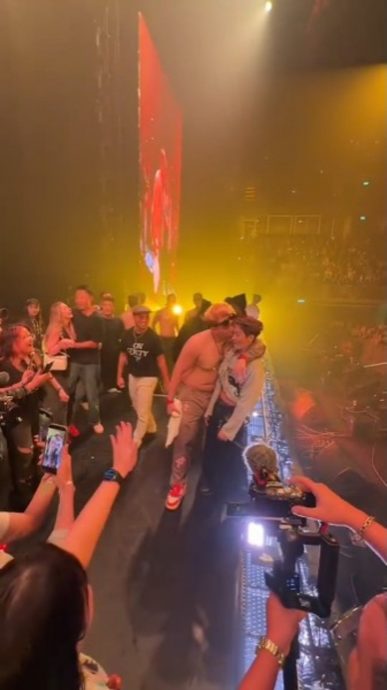 泰国开唱被半裸猛男强吻 王嘉尔错愕掀衣盖头