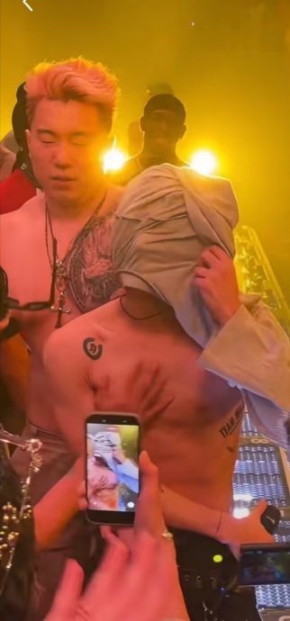 泰国开唱被半裸猛男强吻 王嘉尔错愕掀衣盖头