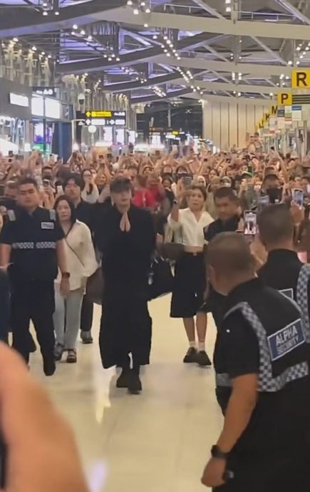 泰国开唱被半裸猛男强吻 王嘉尔错愕掀衣盖头