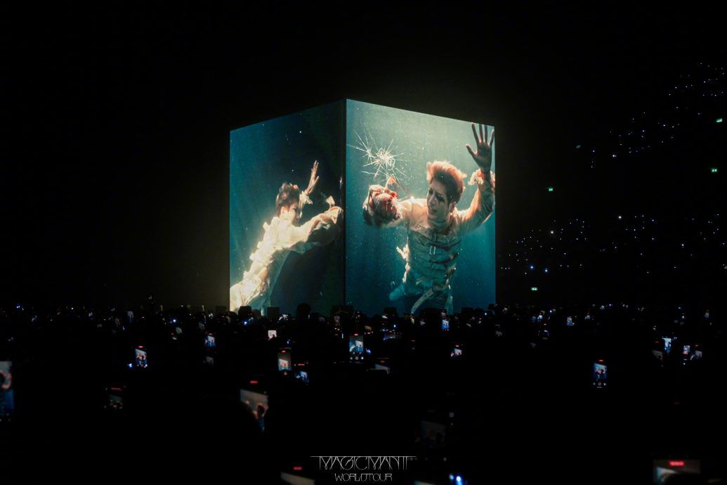 泰国开唱被半裸猛男强吻 王嘉尔错愕掀衣盖头