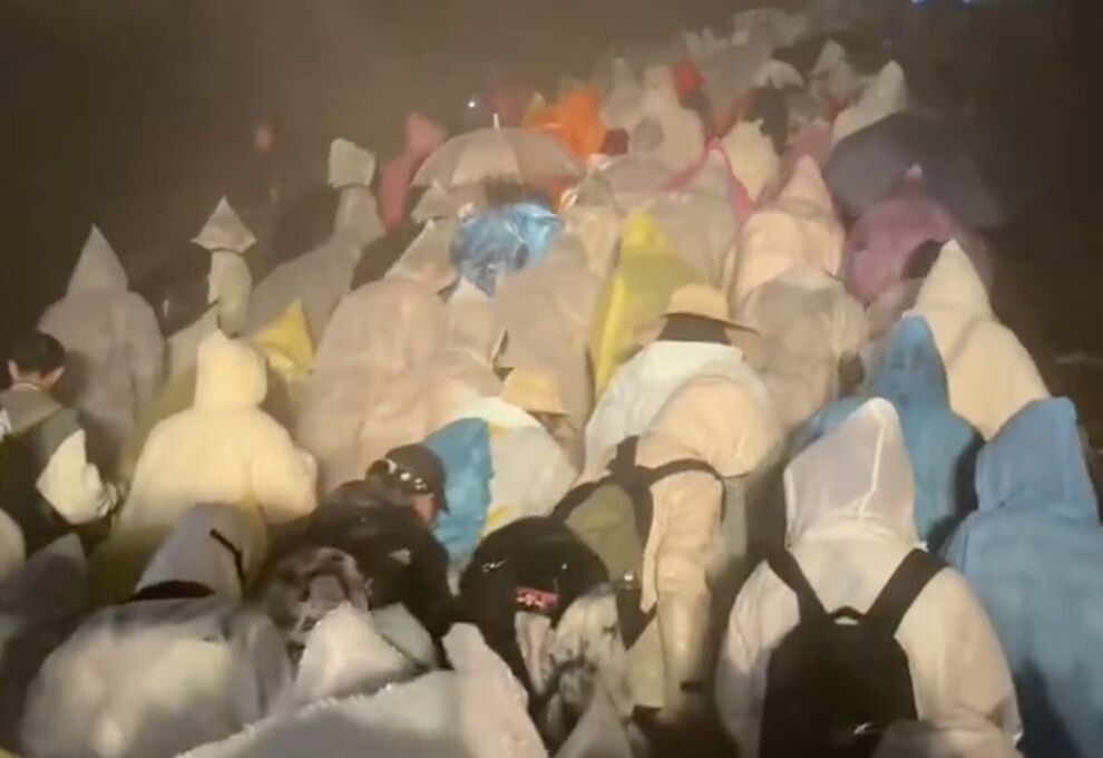 泰山景区厕所又红了 游客遇大雨挤着过夜