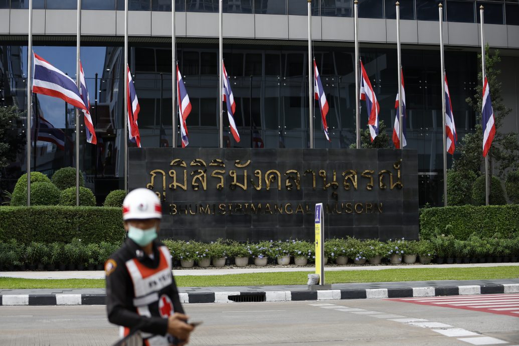 泰相宣布公务员服丧一年 要求民众穿黑色或素服90天