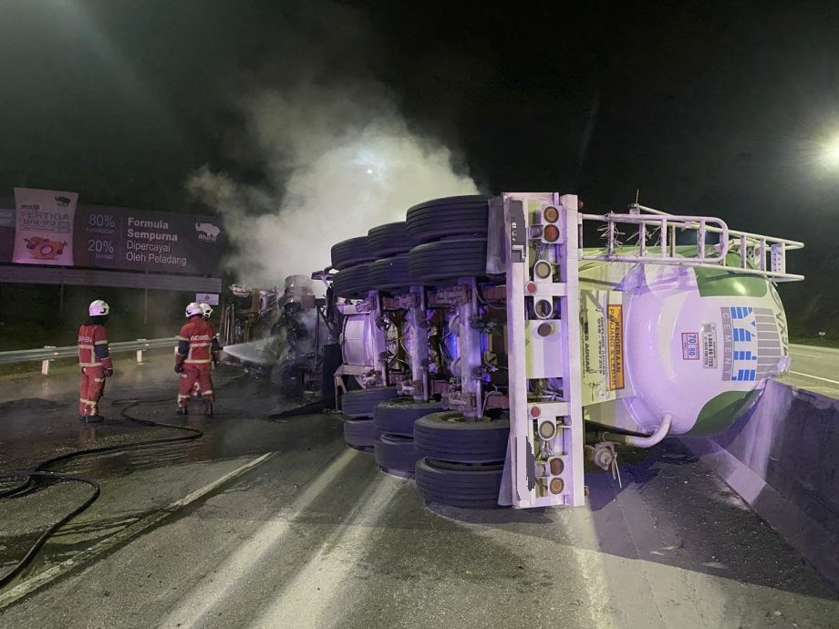 洋灰罗里翻覆横卧加叻大道后起火 司机逃生不及成焦尸