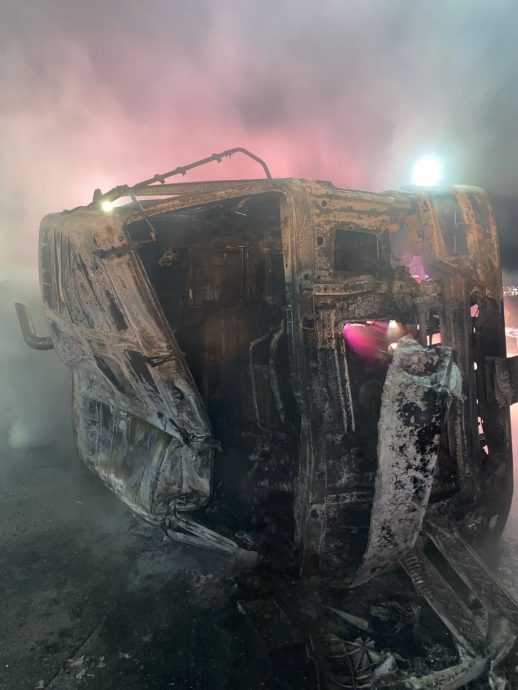 洋灰罗里翻覆横卧加叻大道后起火 司机逃生不及成焦尸