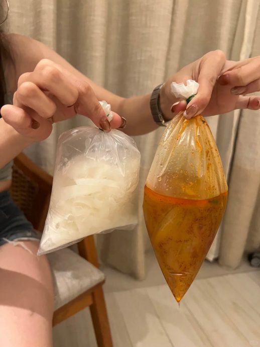 游客打包冬阴功问怎幺吃? 网民热心解答“大马style”