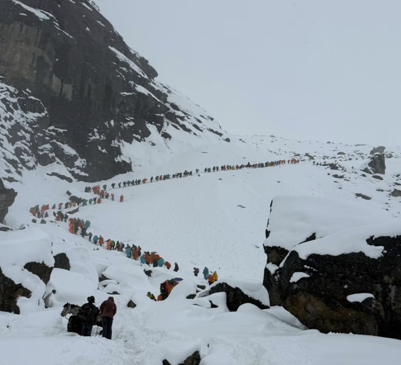 滞留珠峰登山客陆续撤离