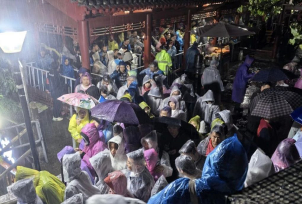 滞留!限流!退票! 中国长假多地景区游客爆满状况频传