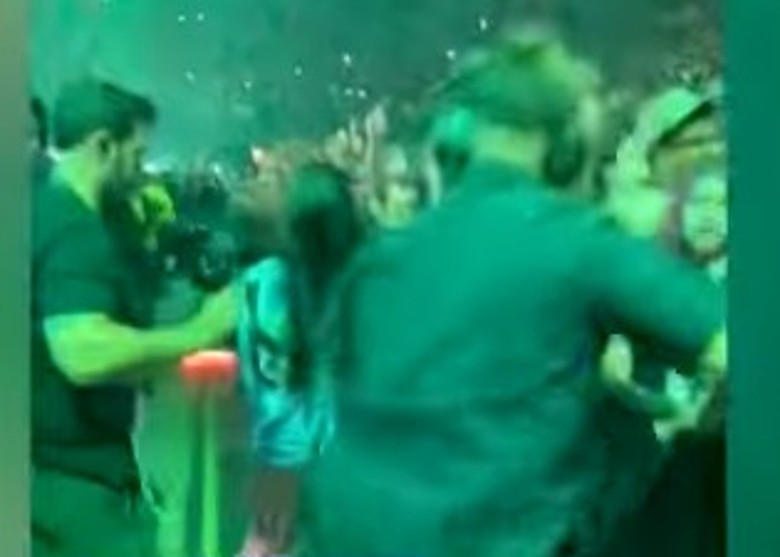 演唱会被男粉暴力拽倒 比莉艾莉丝左臂淤青