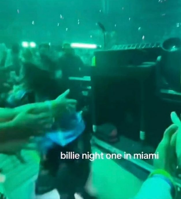 演唱会被男粉暴力拽倒 比莉艾莉丝左臂淤青