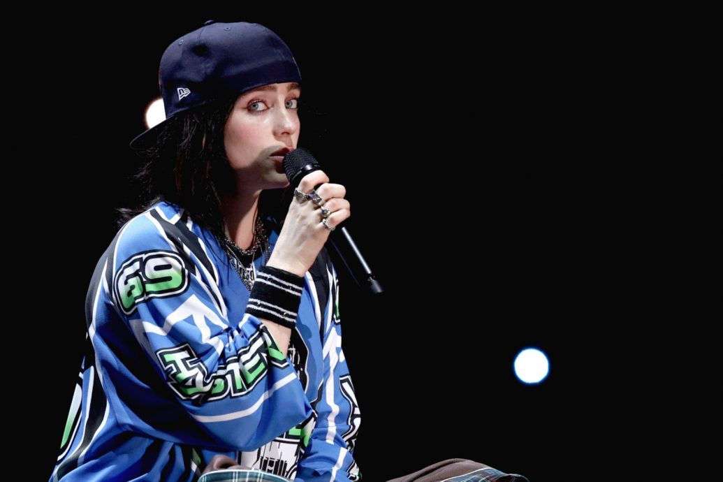 演唱会被男粉暴力拽倒 比莉艾莉丝左臂淤青