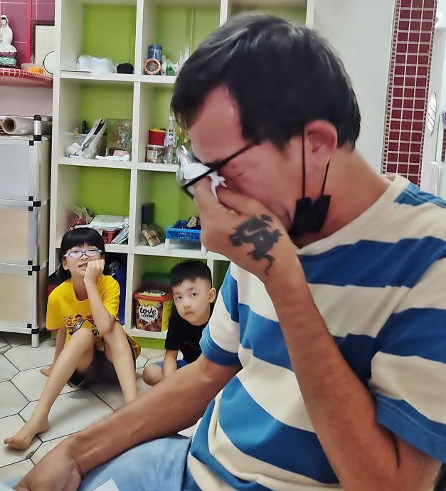 父省吃俭用无法负担 泪眼相拥送儿女入Jaz