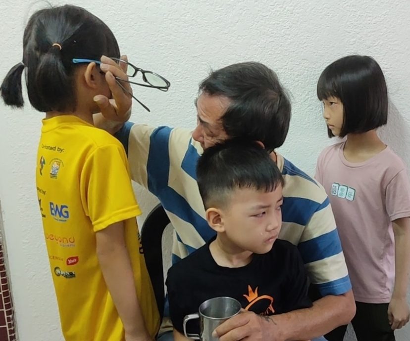 父省吃俭用无法负担 泪眼相拥送儿女入Jaz