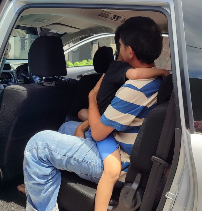 父省吃俭用无法负担 泪眼相拥送儿女入Jaz