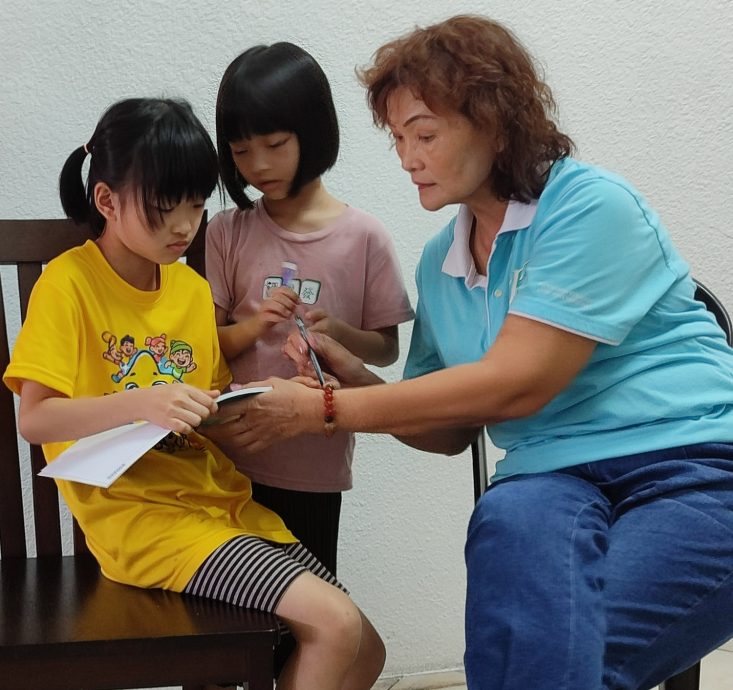 父省吃俭用无法负担 泪眼相拥送儿女入Jaz