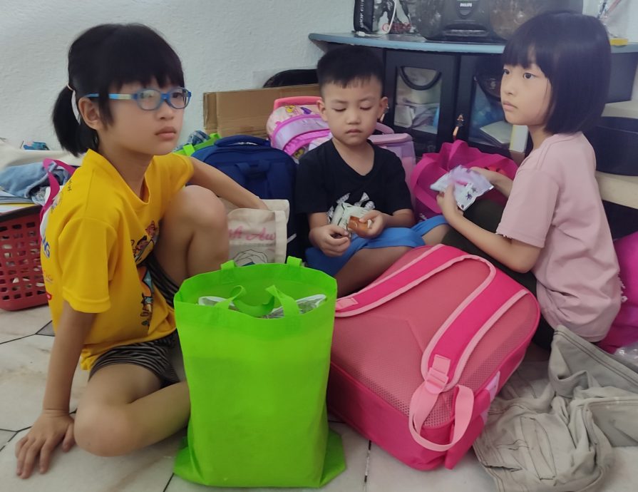 父省吃俭用无法负担 泪眼相拥送儿女入Jaz