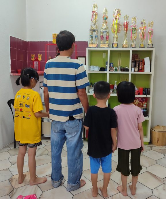 父省吃俭用无法负担 泪眼相拥送儿女入Jaz