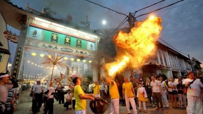 牙也三皇宫众神巡游   锣鼓喧天 火壶表演吸睛
