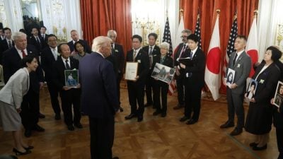 特朗普会见 被朝鲜绑架的日本人家属