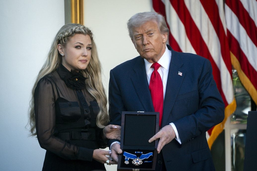特朗普向遭枪杀柯克追授总统自由勋章 宣布14日为柯克的“国家纪念日”