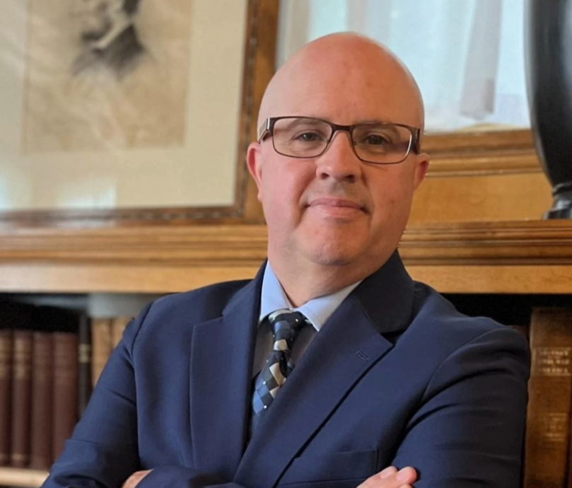 特朗普赠艾森豪威尔宝剑复制品给英王 总统图书馆长疑因拒给馆藏遭迫辞