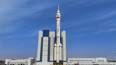 状态良好、“飞天”在即！ 神舟二十一号船箭组合体转运至发射区