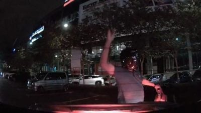 【独家】视频|狂吼再用防盗锁砸车镜近20分钟 女司机遇路霸饱受惊吓