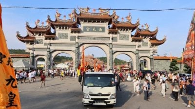 瓜拉庇朥九皇大帝出巡盛典　人潮涌动掀起最热闹夜