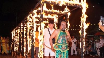 瓜拉庇朥西天宫欢庆九皇大帝宝诞 泰国乩童“过火门”吸引人潮