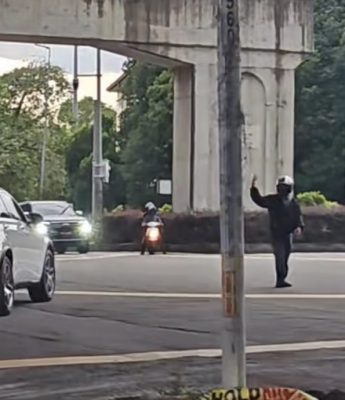 甲洞区大停电交通灯失灵 骑士化身“临时交警”指挥获赞！