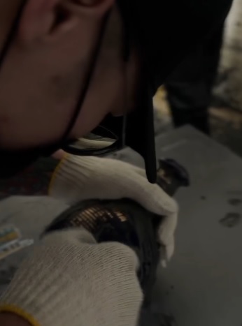 男子灾区清淤挖出一坛酒 屋主幽默问话逗笑全场人