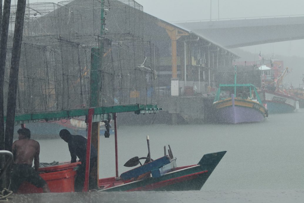 疑台风“桦加沙”余波影响，东海岸海域潮急浪大渔船出海需提高警惕。