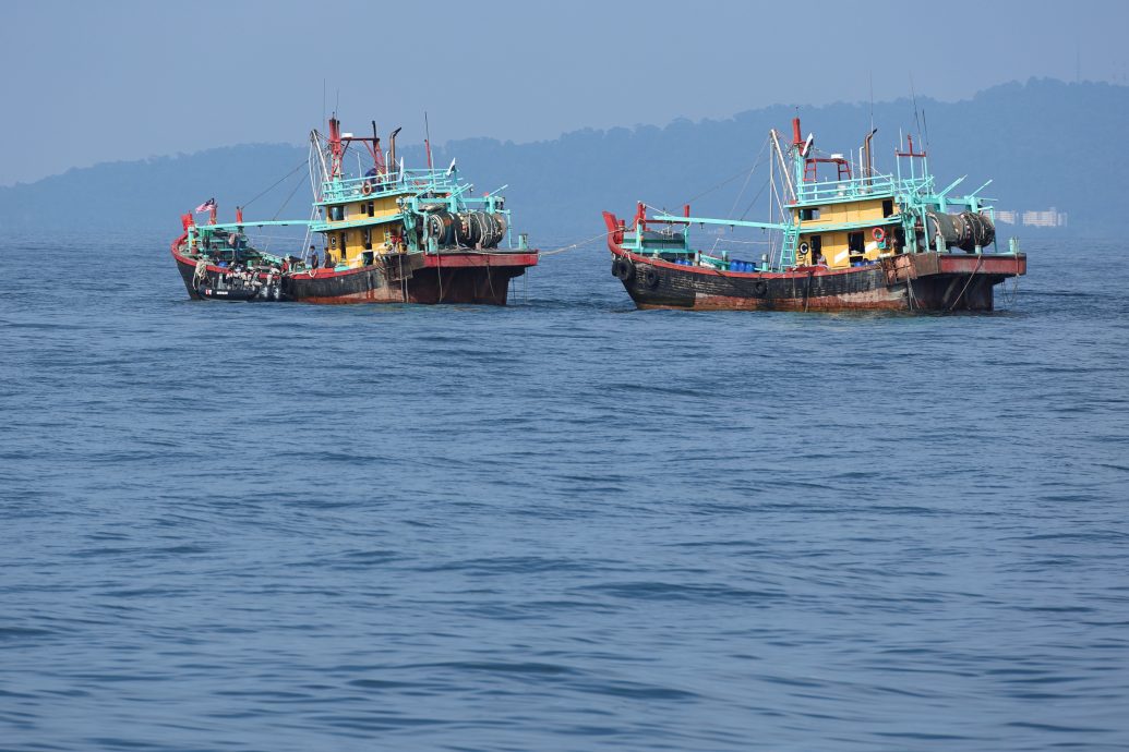 疑台风“桦加沙”余波影响，东海岸海域潮急浪大渔船出海需提高警惕。