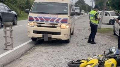 疑路墩处失控翻覆  骑士被拖行40公尺身亡