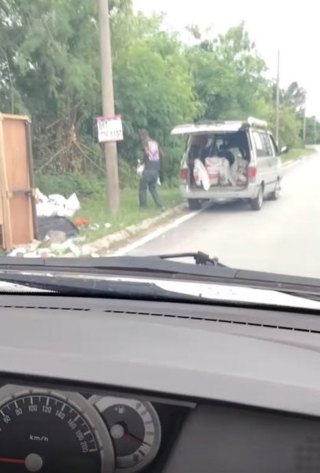 疑路边丢弃工程垃圾 2男无视劝阻挨轰 网民促当局严查