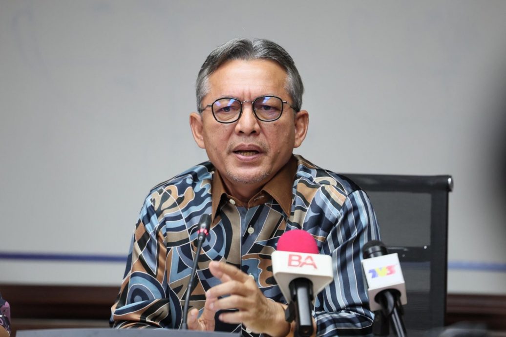 登州度假村业者受促播放勿在季候风期间进行危险水上活动的宣导视频。