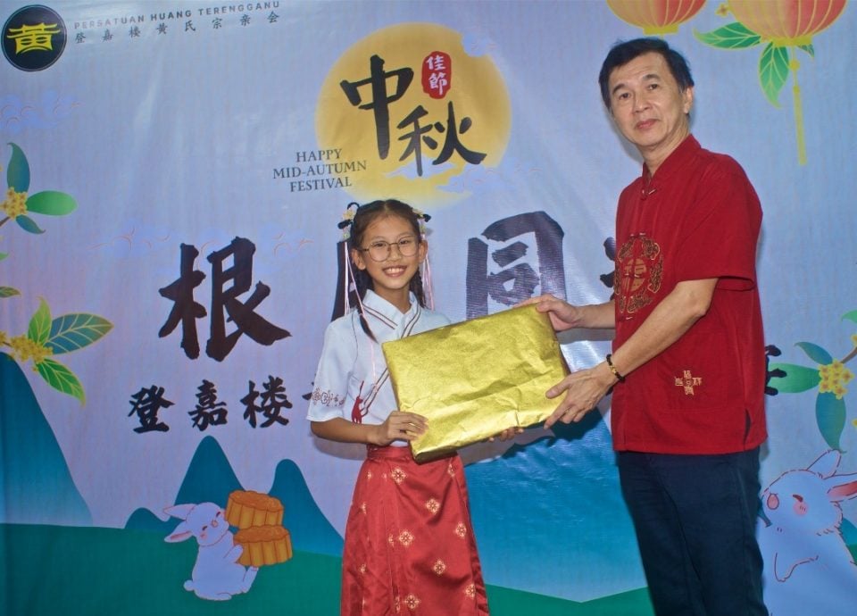 登黄氏宗亲会首办 逾百人秋月宴欢聚