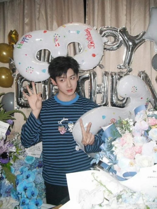 白敬亭甜晒“亲近的人”送生日礼 网扒章若楠用过疑隔空传情