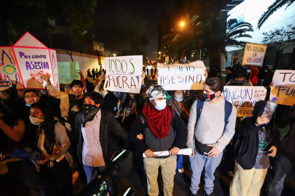 看世界三图)秘鲁国会通过总统弹劾案　博鲁阿尔特遭解职