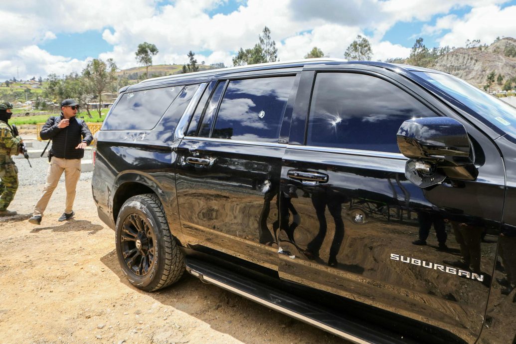 看世界两图)暗杀未遂？厄瓜多尔500人开枪扔石拦车队 总统侥幸逃生