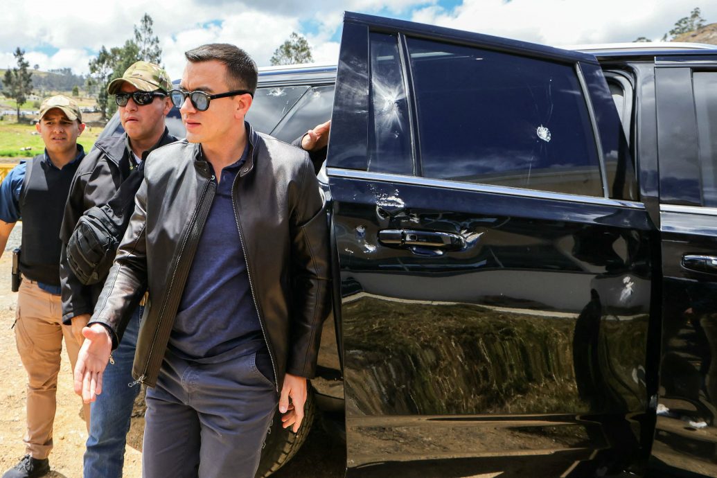 看世界两图)暗杀未遂？厄瓜多尔500人开枪扔石拦车队 总统侥幸逃生