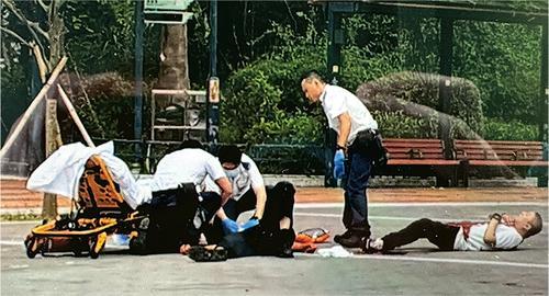 看世界两图)港独行凶徒公园斩人割颈逃逸 两汉命危