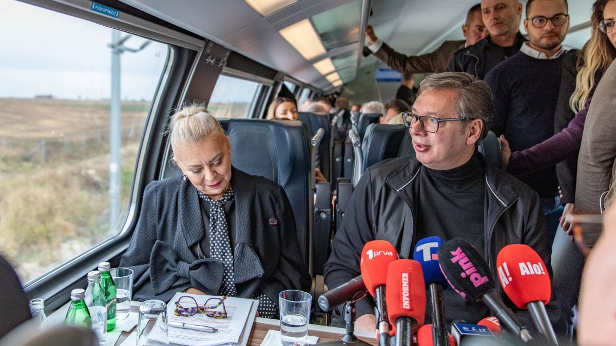 看世界)匈塞铁路塞尔维亚段全线通车 塞总统武契奇乘车体验