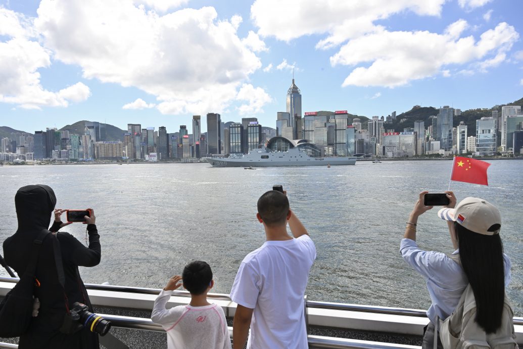 看世界/大陆军舰离港期间 美国男子放飞无人机被捕