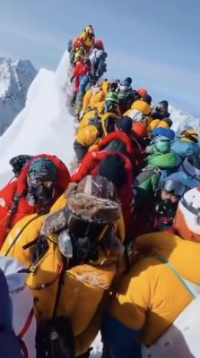 看世界)西藏珠峰营地暴雪困近千人 有人失温危殆 当地紧急救援