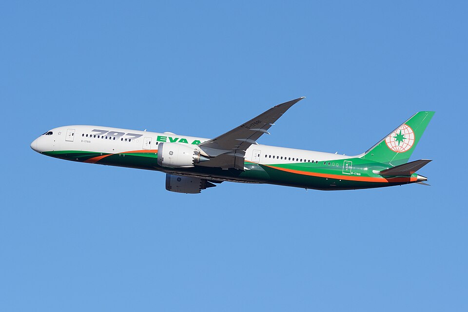 看世界)长荣航空上海飞台北航班发生机尾擦地事故