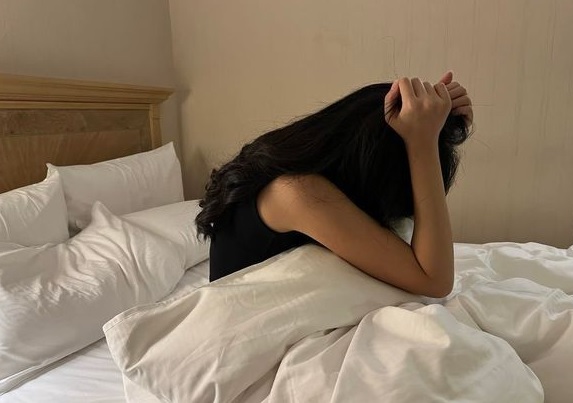 **看世界(只供网)**嫩模控遭外拍摄影师“硬喂FM2迷奸” 惨染性病崩溃