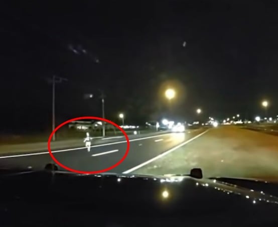 **看世界(只供网)**男童深夜高速公路上奔跑险象还生 巡警手快救援